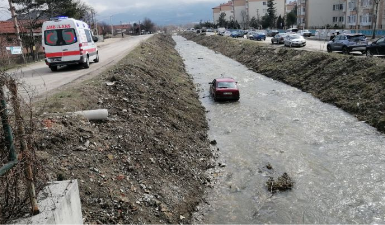 Alkollü sürücü dereye uçtu