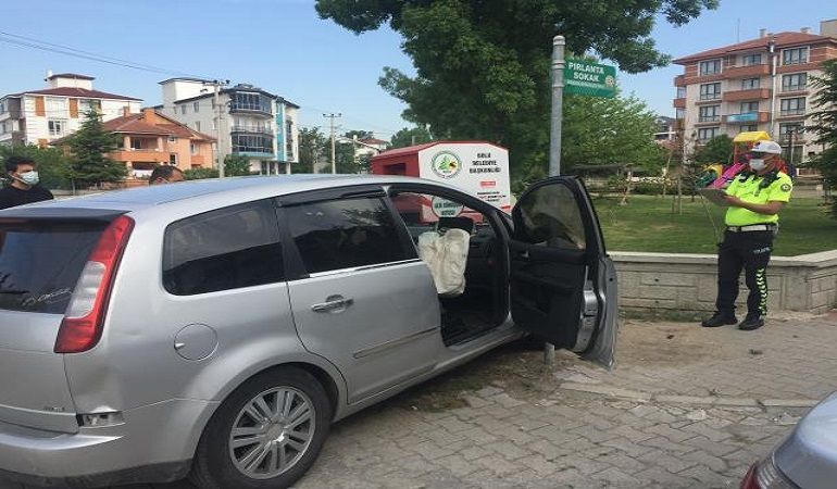 Bolu'da otomobil geri dönüşüm kutusuna çarptı: 1 yaralı