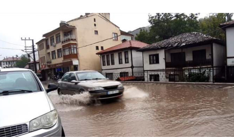 Bolu’da sel hayatı felç etti