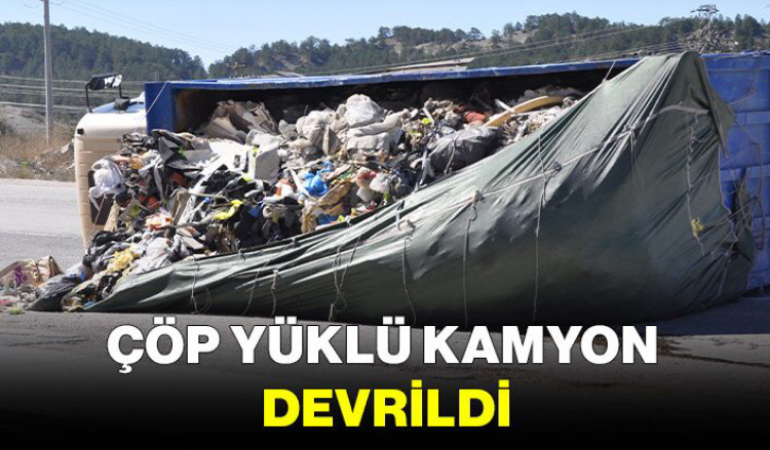 Çöp yüklü kamyon devrildi