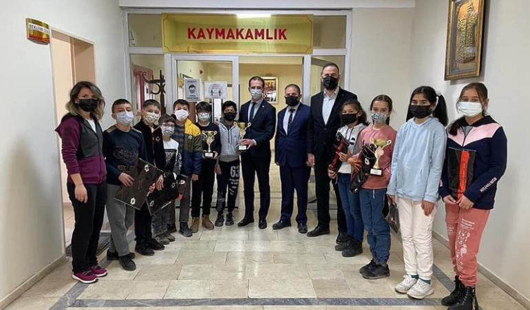 Dörtdivan Şehit Orhan Yalçın Ortaokulu öğrencilerinden Kaymakam Alpboğa'ya ziyaret