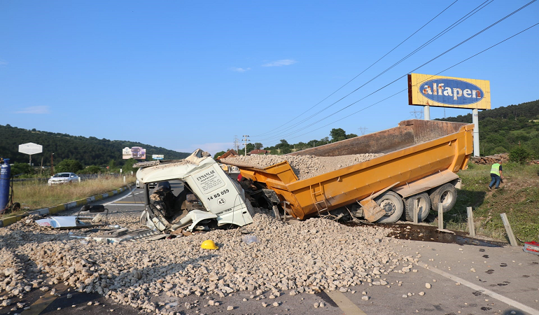 Freni patlayan kamyon kontrolden çıkarak toprak yoldan D-100’e uçtu