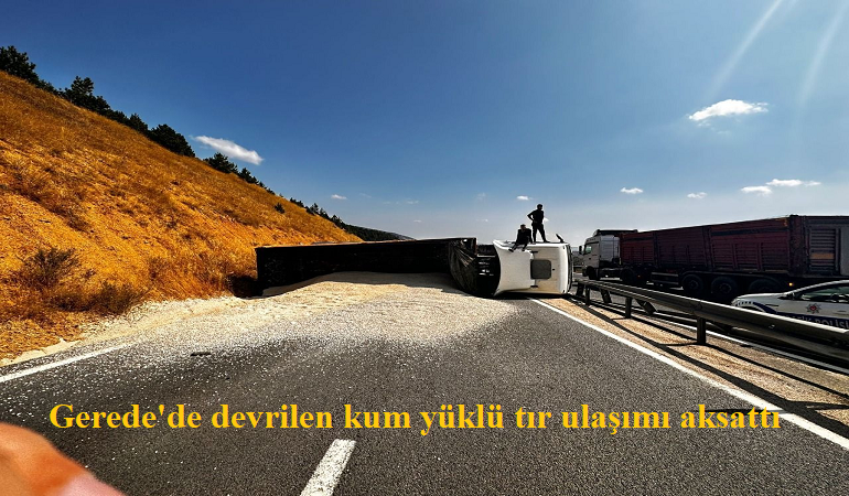 Gerede'de devrilen kum yüklü tır ulaşımı aksattı