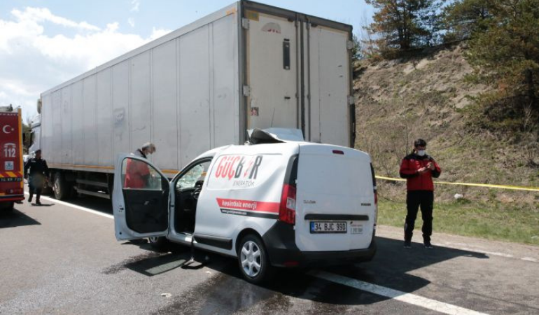 Hafif ticari araç tıra çarptı: 1 ölü