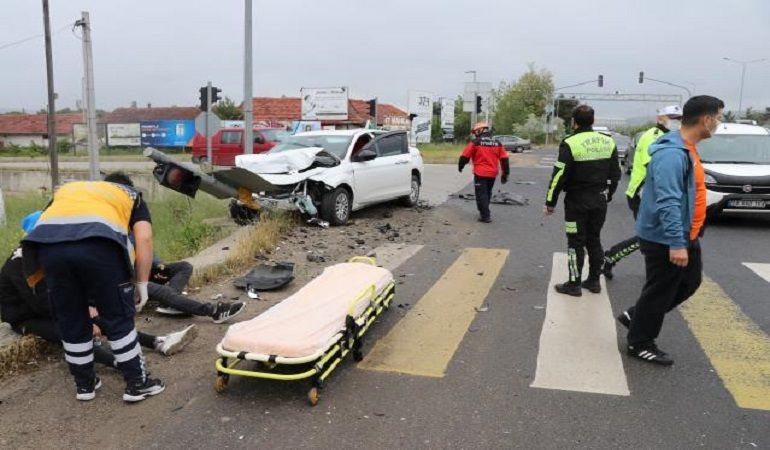 İki otomobil kavşakta çarpıştı: 4 yaralı