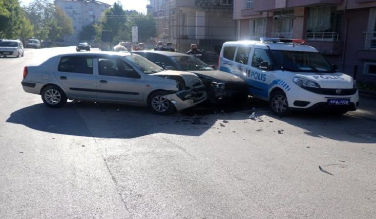 Kaza yapan otomobiller park halindeki polis aracına çarptı