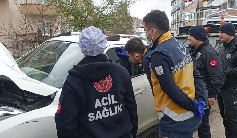 Kaza yaptı sonra kendini araca kilitledi