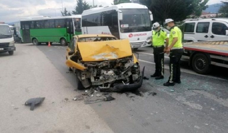 Kırmızı ışıkta minibüse çarptı: 1 yaralı