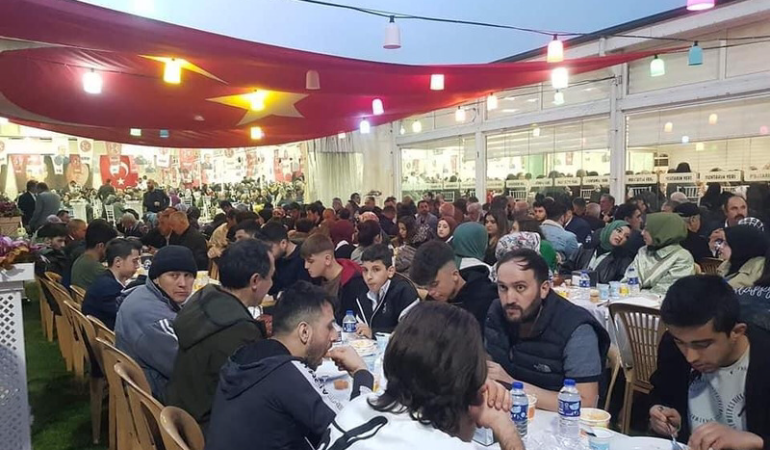 MHP'nin iftarına yoğun ilgi