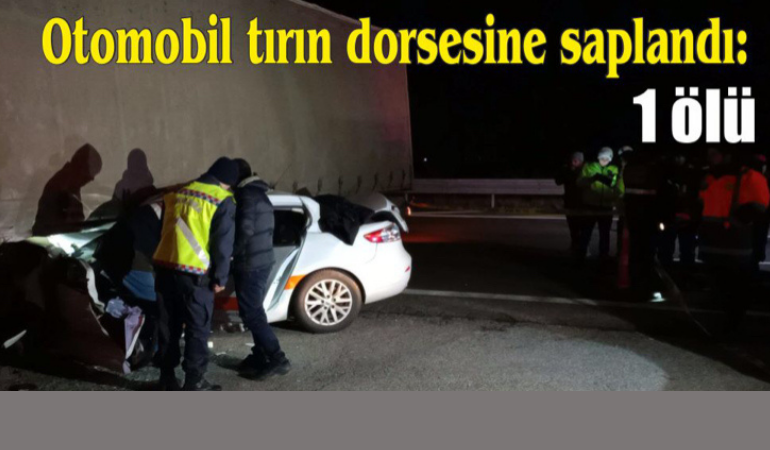 Otomobil tırın dorsesine saplandı: 1 ölü