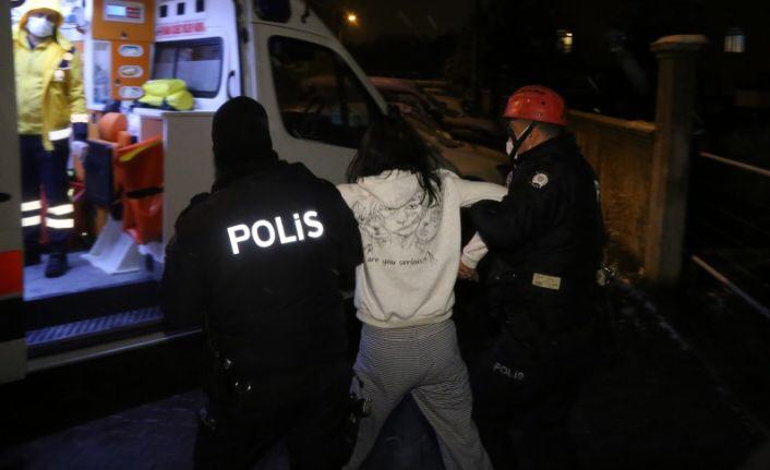 Polis eve balkondan girdi