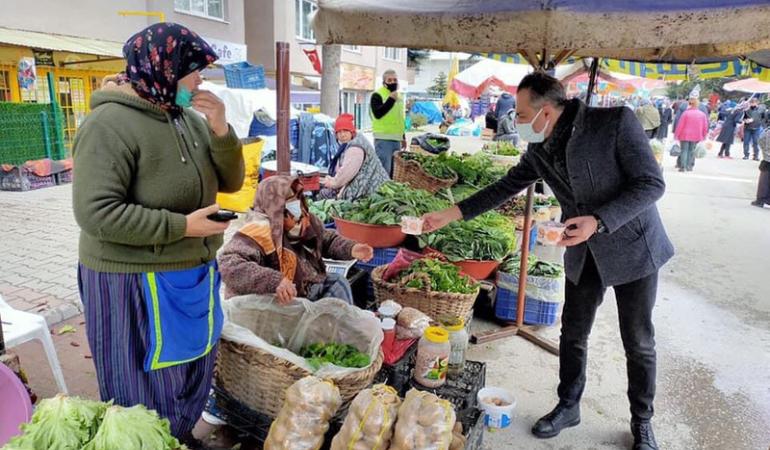 Rasim Başkan kandil helvası dağıttı.