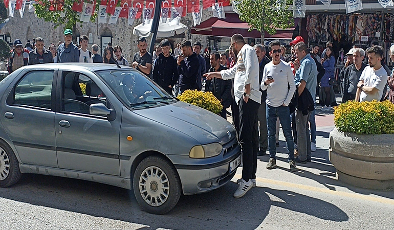 Silah çeken emekli polisin aracının önünü kesti