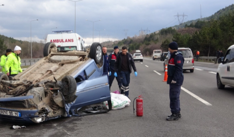 Takla atan otomobilde anne ve oğlu yaralandı